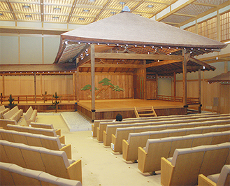 横浜能楽堂の本舞台。全国的に見ても８番目に古い貴重な文化財