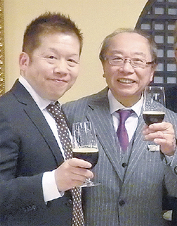チョコレートビールを片手に鈴木社長（右）と太田社長