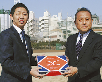 ボールを寄贈する菅沼さん（左）と小野校長