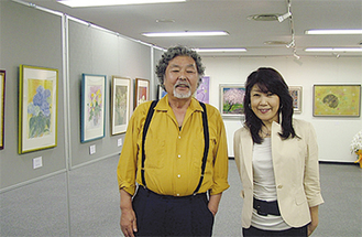 同ギャラリーの千田社長（右）と画家の故・佐藤さん（２０１０年）