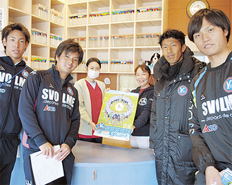店舗にポスター掲示をお願いする松田選手（右から２番目）ら