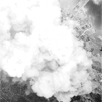 神奈川区への爆撃時、東神奈川駅上空から空撮した写真【山本博士資料（横浜市史資料室所蔵）】