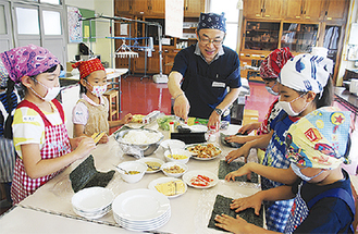 ”先生”から料理を学ぶ児童たち