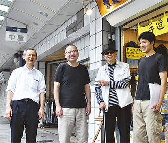 商店街を歩く檜垣氏（右から２番目）と米山理事長（左）ら