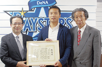 池田球団社長（写真中央）に感謝状を手渡す小澤会長（同左）と渡邉副会長（同右）