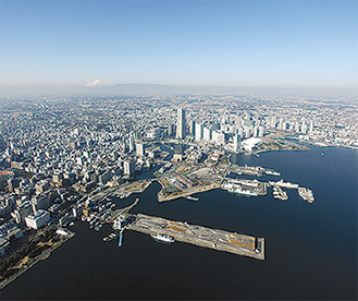 海に面する横浜＝横浜市提供