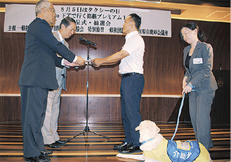 寄付を手渡す伊藤会長（左から２番目）