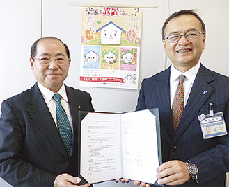 小島会長（左）と坂和市建築局長
