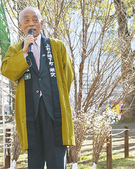 啓翁桜を背景に挨拶する中川米沢市長