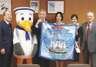 横浜スカーフ親善大使も訪れた