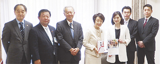 市長室で林文子市長からテレビ神奈川の中村行宏社長（左より３人目）に感謝状が手渡された