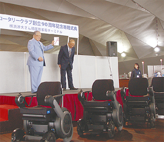 藤木会長（左）に目録を手渡した横濱ＲＣの加藤会長＝16日　大さん橋客船ターミナル