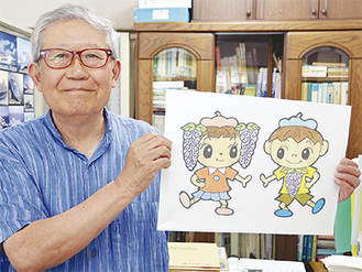「ふじこちゃん」と「ふじおくん」のイラストを手に笑顔の鈴木さん