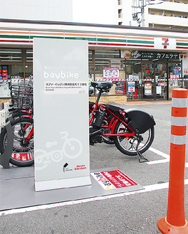 自転車のポートが設置された弥生町３丁目の店舗