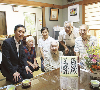 吉泉西区長（左端）の訪問を受けた松本さん（右から３人目）