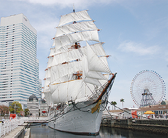 帆を広げる日本丸
