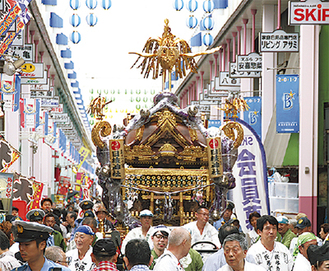 横浜橋通商店街内を進む神社大神輿