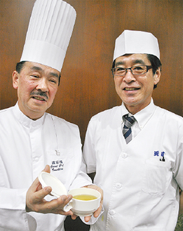 スープを持つ霧笛楼の今平総料理長（左）と、表彰を受けた天吉の原店主