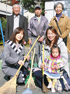 子ども会の佐藤会長（右下）と、寺沢会長（右上）ら自治会のメンバー