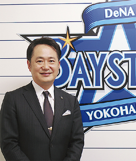 岡村信悟代表取締役社長東京都出身。郵政省（当時）、総務省を経て2016年４月に（株）横浜スタジアムの社長に就任。同年10月からは（株）横浜ＤｅＮＡベイスターズの社長を兼任。