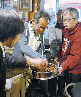 焙煎したてのコーヒー豆を試食する参加者＝サンモール西横浜商店会「View」