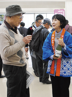 横浜酒販協同組合の日本酒「濱の雫」を紹介する組合員（右）