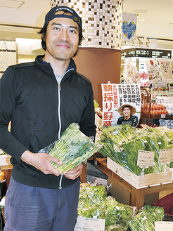 自身が育てた野菜を手に古川原さん。今年2月の販売開始から、毎回完売する人気だ