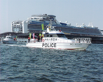豪華客船を背にパレードする警察用船舶（同署提供）