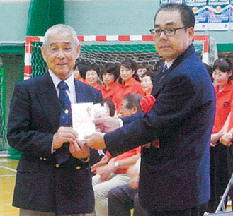 横浜中央ＬＣの井出会長（右）と日本ＦＩＤ卓球連盟の山口会長