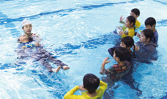着衣泳を体験する子どもたち