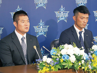 スーツ姿で会見に臨んだ「ゴメス」こと後藤選手（左）と加賀投手