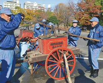 中消防署の出初式には明治初期に使われた腕用ポンプ（神奈川消防団所蔵）が登場予定