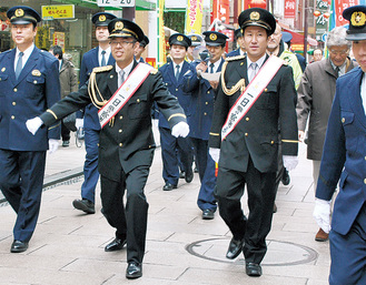 高木さん（中央左）と池谷さん（中央右）を先頭に中華街を巡回