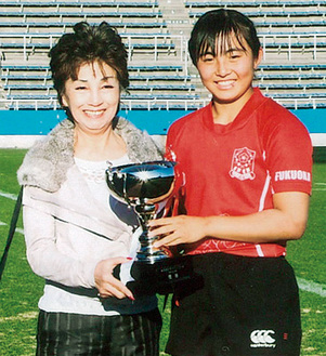 横浜中央ライオンズクラブの佐々木会長（左）から優勝カップが手渡された（高校生の部）