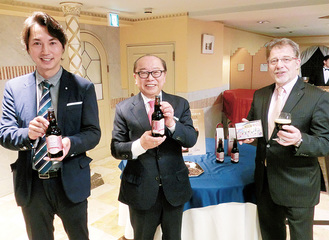 商品を手に鈴音の鈴木社長（中央）と横浜ビールの高橋社長（左）ら