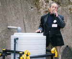 雨水タンクを説明する竹内会長