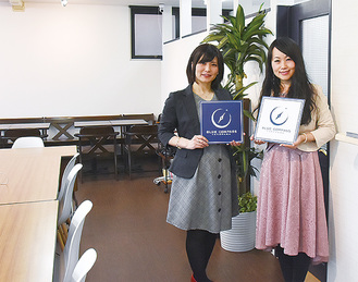 蜂谷詠子代表取締役（左）と小林コトミ取締役。カフェのような空間で作業やセミナーの開催などができる
