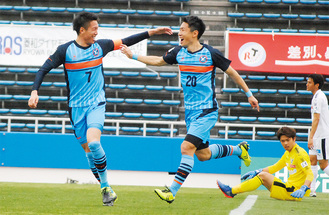19分、デビュー戦でゴールを決め喜ぶ浅川選手（右）と宮尾選手