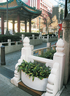 碑が置かれる予定の中華街・山下町公園入口