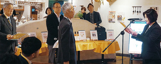 審査員長の池戸淳子横浜市文化観光局長（右）から表彰状が手渡された