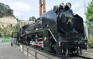 本牧市民公園の中央に展示されている蒸気機関車＝４月23日撮影