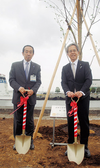 植樹を終え記念撮影する横浜西ＲＣの瀬戸恒彦会長（右）と市港湾局の中野裕也局長