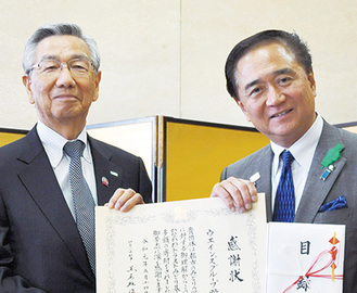 黒岩知事と横田社長（左）