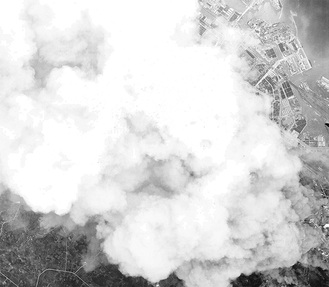 爆撃時、東神奈川駅上空から空撮した写真【山本博士資料（横浜市史資料室所蔵）】