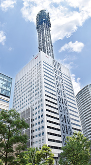 約２５３ｍの高さを誇る横浜メディアタワー