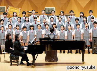 清水さんの演奏で合唱する横浜少年少女合唱団