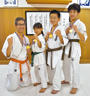 左から岡村さん親子と森さん、岩崎さん