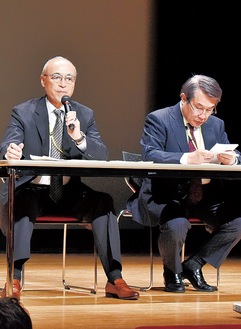 参加者からの質問に答える松島理事長（左）と黒水院長