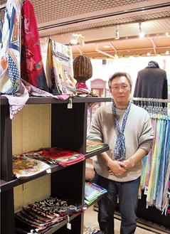 横浜スカーフの魅力を伝える中島店長