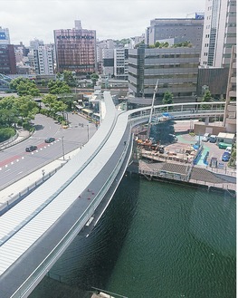 ＪＲ桜木町新南口側（左）とクロスゲートビル側（右）の二手に分かれるさくらみらい橋